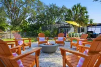 Outdoor Movie Theatre Pool Putt Putt Hot Tub - Balkon