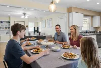 Modern Memphis Retreat - Sleeps 7 - Fireplace - Homestays