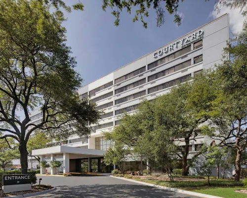 Courtyard Austin-University Area Hotels near Congregation Beth Israel
