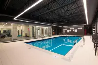 Courtyard Quebec City - ที่มีสระว่ายน้ำ