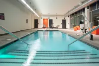 Aloft Omaha Aksarben Village - Pools