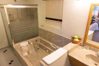 Deluxe King Room with Jetted Tub