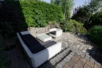 Room to Rent with Own Entrance, Living Room and Bathroom Hotels in 