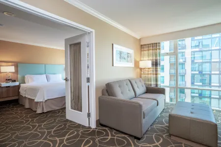 Hampton Inn & Suites, by Hilton - Vancouver Downtown Отели рядом с достопримечательностью «Пунжаби Маркет»