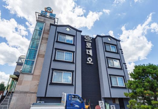 예산 보보스 내부 침대 및 테이블