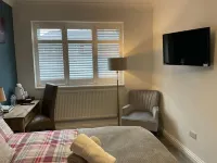 Apple House Wembley -Double Room with Ensuite Hotels near Little Waitrose At Shell Stirling Corner