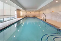 La Quinta Inn & Suites by Wyndham Shorewood - Pools