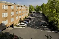 Best Western Plus Vancouver Airport Hotel - parking