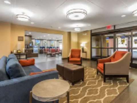 コンフォート イン & スイーツ ダルトン ウェスト ドールトンのホテル