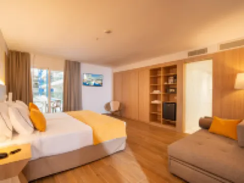 โรงแรมแอลอาซูเร โรงแรมในโยเรทเดมาร์
