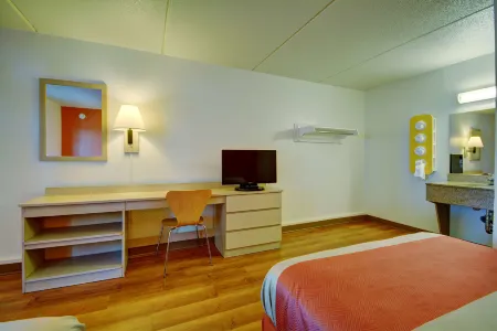 Motel 6 Chicopee, MA - Springfield Отели в г. Чикопи