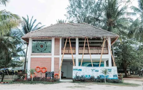 Lalasa Container Inn