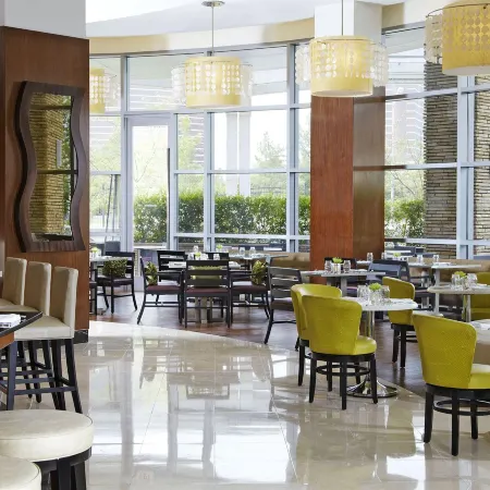Renaissance Las Vegas Hotel Отели рядом с достопримечательностью «Вулкан отеля Mirage»