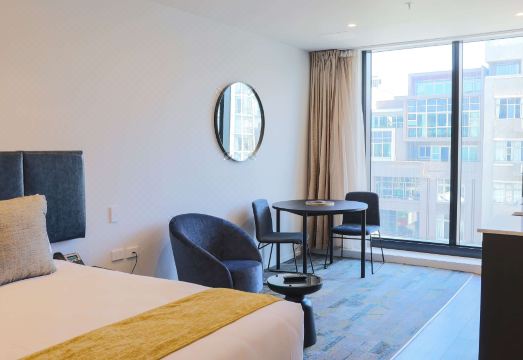 라마다 바이 윈덤의 간이 주방과 세탁기