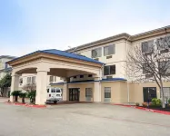 Quality Inn & Suites Airport Các khách sạn ở Del Valle