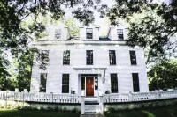 Judson Heath Colonial Inn Pink Patio附近的飯店