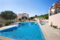 Chloraka Terrace Apartments Hotel dekat St George Beach