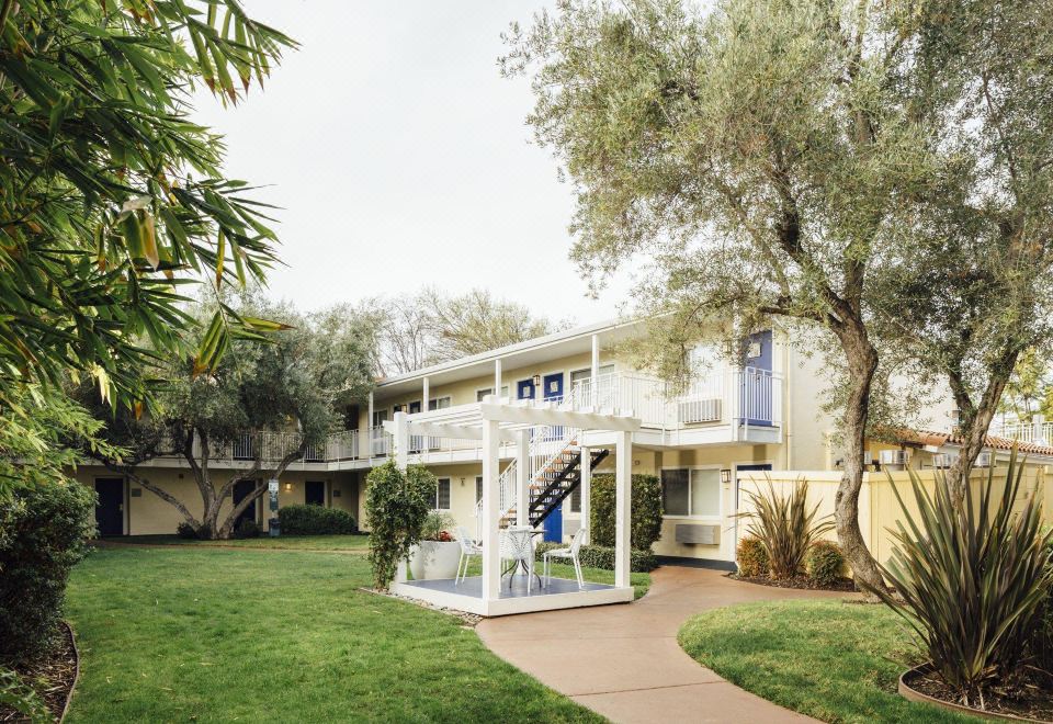 Wild Palms Hotel Over view