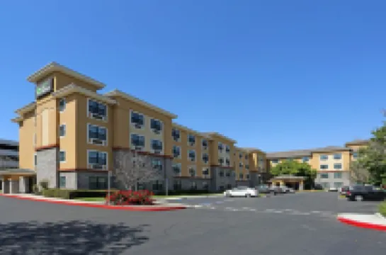 Extended Stay America Suites - Orange County - John Wayne Airport Hotel berhampiran Sherman Library & Gardens