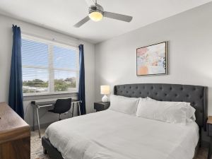 Modern 1Br King Suite Close to Downtown w Fast Wifi