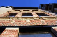 Kaai11 - Riverview Lofts & Suites فنادق في Beveren