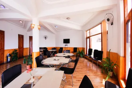 Village Live In Resort, Chail Отели рядом с достопримечательностью «Sidh Baba Ka Mandir»