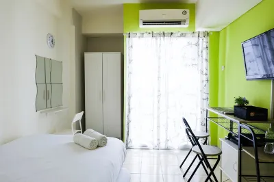 Cozy Studio Serpong Greenview Apartment by Travelio