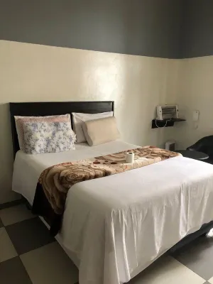 Devine Lodge Yeovile Hotels in Yeoville