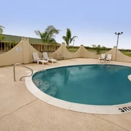 Riviera Inn & Suites