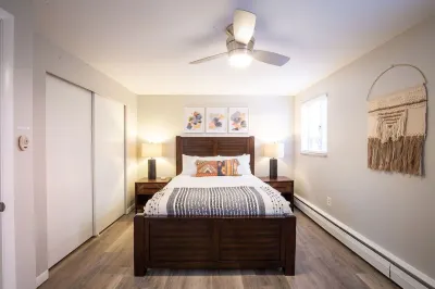 Hip & Urban Condo Near the Heart of Old Town Hotels in 