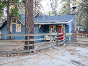 1882-Mountain Cottage 2 Bedroom Home by Redawning