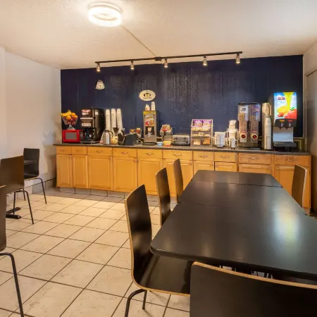 Super 8 by Wyndham Wooster