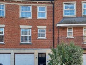 Curb Properties - Gorgeous 3 Bedroom House Close to Town Centre