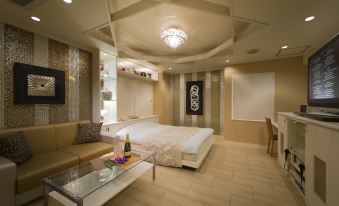 1. Hotel Li..