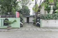 RedDoorz near RS Sari Asih Ciledug Hotel dekat Taman Pintu Kampung Blok DD Palm Ganda Asri 2