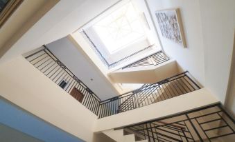 RedDoorz Plus Near Green Pramuka Square Mall