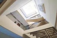 RedDoorz Plus Near Green Pramuka Square Mall