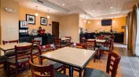 Days Inn by Wyndham Laurel MS - breakfast