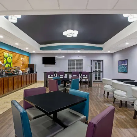 La Quinta Inn & Suites by Wyndham Tulsa Airpt / Expo Square