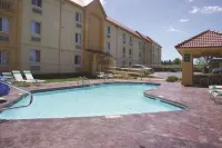 La Quinta Inn by Wyndham Kansas City Lenexa - Pools