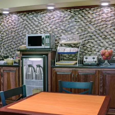 Days Inn by Wyndham Macon I-475