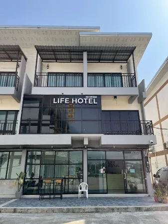 Life Hotel Rong Khun Отели рядом с достопримечательностью «Белый храм Ват Ронг Кхун»