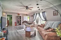 Private Yard & Fire Pit: Pet-Friendly Midway Abode - Parkplatz