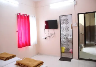 Shree Radha Govind Bhakt Niwas Hotels near Pandharpur Temple