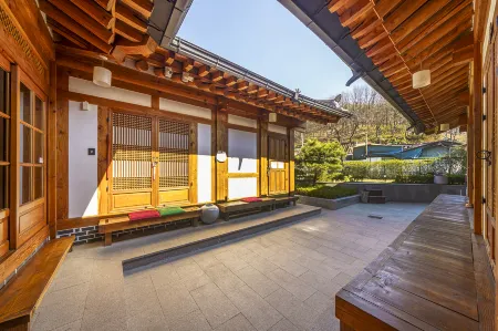 Jeonju Deoksugung Hanok Stay Отели рядом с достопримечательностью «Hanbyeokdang Pavillion»