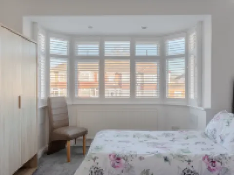 Apple House Wembley - Family Room with Shared Bathroom Hotels in Edgware