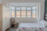 Apple House Wembley - Family Room with Shared Bathroom