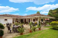 Finca Hotel Los Guayacanes Отели в г. 