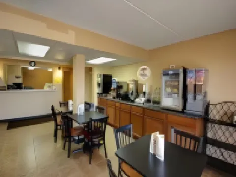 盧韋恩I-90温德姆速8酒店 羅克縣酒店