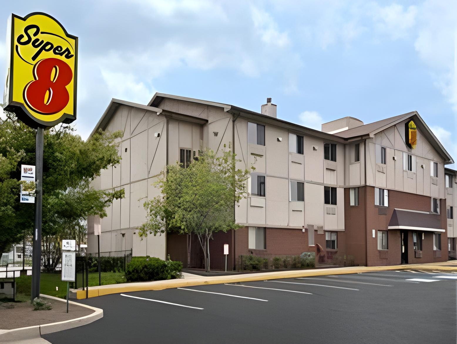 Super 8 by Wyndham Baltimore/Essex Area Hotels in Rossville